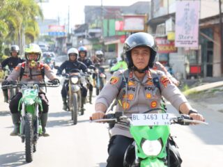 Kapolres Aceh Tengah Bersama BKO Brimob Distribusikan Logistik dan Sling ke Desa Terisolir di Kecamatan Linge