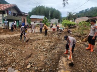 Polri Hadir Tanpa Jeda, Polsek Pegasing Gotong Royong Pulihkan Akses Jalan Pasca Bencana