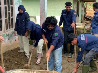 Mahasiswa IAIN Takengon Gelar Bakti Sosial di Desa Kenawat, Bantu Warga Bersihkan Rumah Pascabanjir.