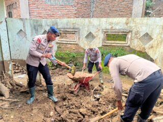 Polres Aceh Tengah dan Brimob Lanjutkan Gotong Royong Pulihkan Fasilitas Umum, Polindes, dan Sarana Air Bersih