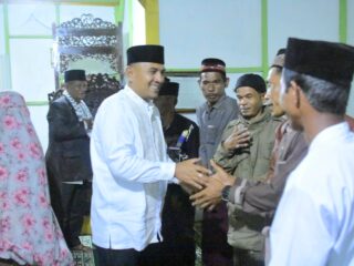 Safari Ramadhan Di Kampung Pantan Penyo, Wabup Muchsin Shalat Berjamaah Di Masjid Nurul Huda Yang Sementara