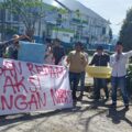 Puluhan Mahasiswa dan Warga Gelar Aksi di DPRK Bener Meriah.