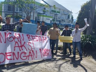 Puluhan Mahasiswa dan Warga Gelar Aksi di DPRK Bener Meriah.