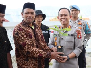 Jumat Barokah, Polres Aceh Tengah Salurkan Sembako ke warga terdampak dan Bibit Buah Dukung Green Policing