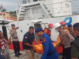 Polairud Polres Lhokseumawe Terlibat Evakuasi ABK Meninggal Dunia di Perairan Krueng Geukueh