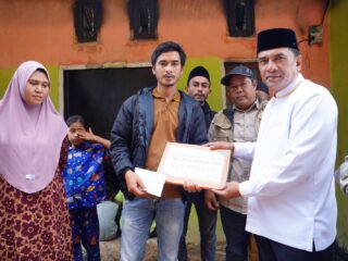 Kebakaran Satu Unit Rumah Di Kampung Mengaya, Wabup Muchsin Salurkan Bantuan Masa Panik