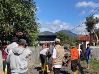 Warga Lot Kala Patungan Perbaiki Jalan Rusak, Kecewa Janji Pemerintah Tak Kunjung Nyata.