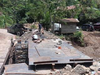 Jembatan Penghubung Dua Desa di Rusip Antara Hampir Rampung, Hasil Kolaborasi Warga, Relawan, dan Pemerintah.