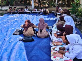 Tanpa Ruang Kelas, Siswa SMPN 26 Takengon Terpaksa Belajar di Halaman Postu dan Kantor Desa
