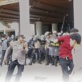 Tolak Pergub JKA, Massa Coba Terobos Kantor Gubernur, Situasi Berakhir Chaos.