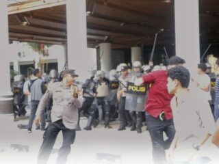 Tolak Pergub JKA, Massa Coba Terobos Kantor Gubernur, Situasi Berakhir Chaos.