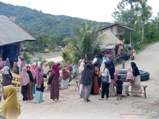 Aksi Ibu Ibu Atas Penolakan Tambang Di Beutong Berakhir Tragis.