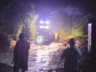 Hujan Deras Picu Longsor di Simpang Elak Angkup, BPBD Aceh Tengah Gerak Cepat Bersihkan Material.