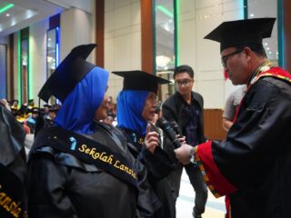 Bupati Haili Yoga Wisuda 556 Wisudawan Wisudawati Yang Memasuki Usia Lanjut Pada Sekolah Lansia, Harap Kegiatan Tersebut Membangkitkan Semangat Agar Lansia Tetap Bahagia