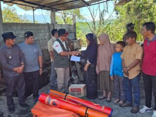 Polri Hadir di Tengah Musibah, Polsek Kute Panang Bersama Warga Gotong Royong di Rumah Korban Kebakaran