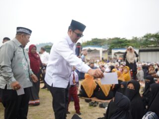 Di Tengah Sakralnya Prosesi Munyerahni Murid Ku Tengku Guru, Pembagian Amplop Rp15 Ribu oleh Bupati Tuai Pertanyaan.