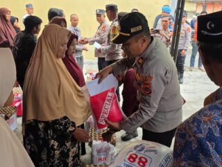 Polres Aceh Tengah Peduli, Jumat Berkah Hadirkan Kebahagiaan bagi Warga Kute Panang Lewat Penyaluran Sembako