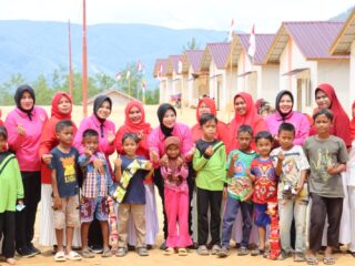 Peduli Warga Terdampak Bencana, Bhayangkari Aceh Tengah Hadirkan Bansos Huntara Linge