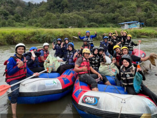 HIMPUNAN MAHASISWA HUKUM TATA NEGARA (HIMATARA) IAIN TAKENGON BERSIHKAN SUNGAI PEUSANGAN KAWASAN ARUM JERAM 