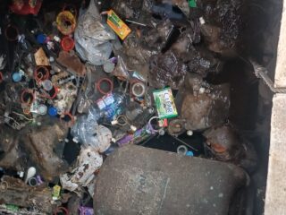 Ancam Kesehatan Lingkungan, Saluran IPAL RSUD Datu Beru Tersumbat Tumpukan Sampah.