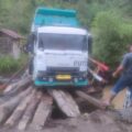 Warga Gelampang Gading Kecewa, Jembatan Darurat Kembali Rusak Akibat Aktivitas Mobil Bertonase Besar